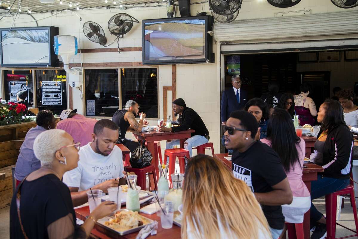 Despite dropped lawsuit, Turkey Leg Hut smoke concerns persist. The