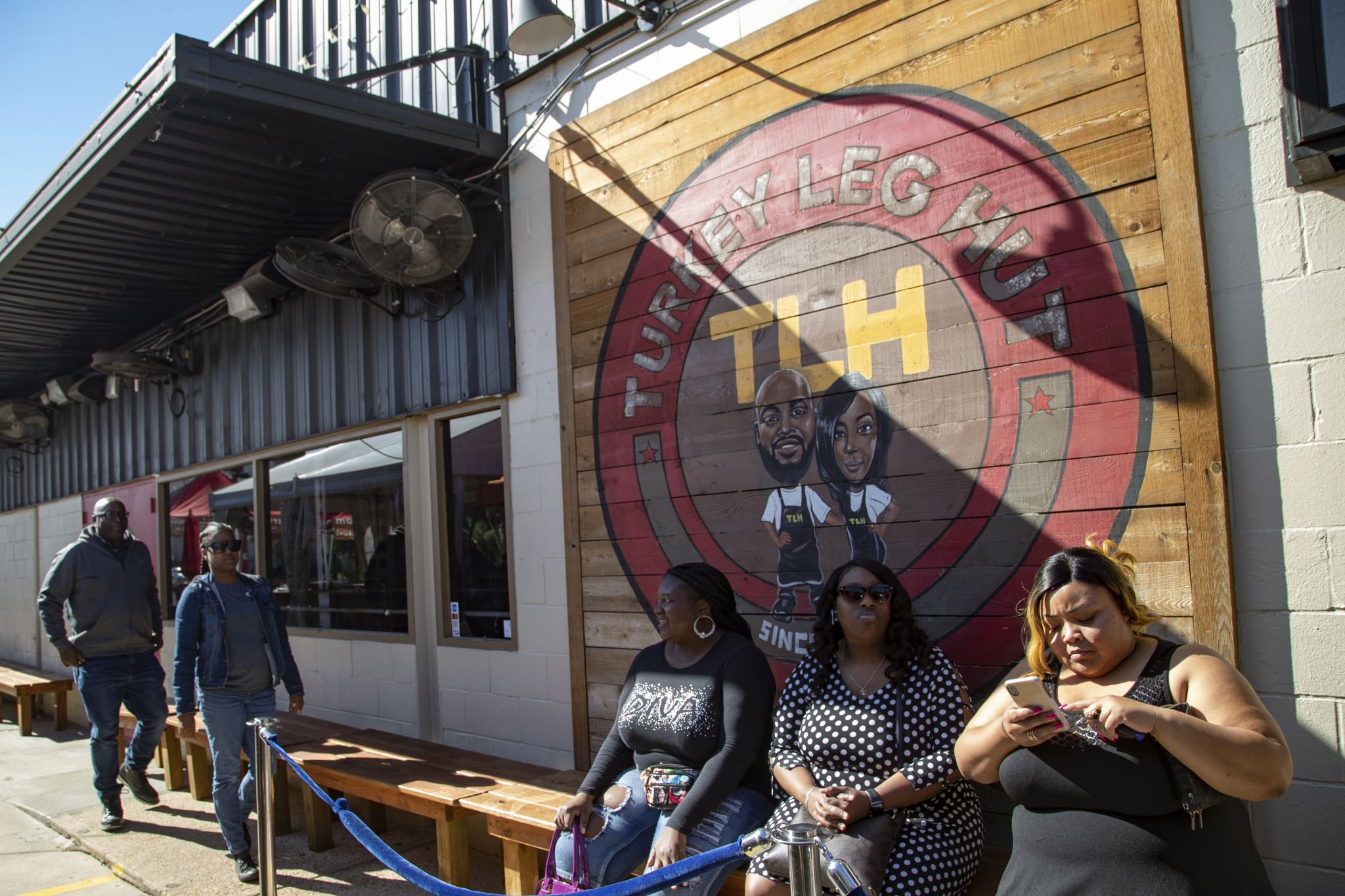 Social media reacts to Turkey Leg Hut charging 100 deposit for