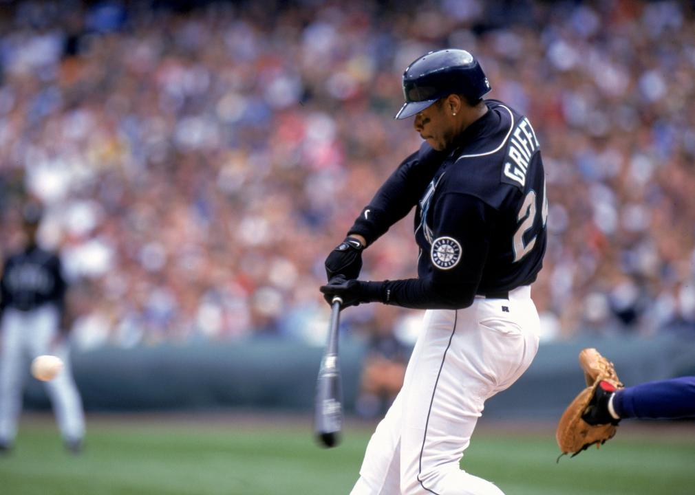 Seattle Mariners Legend Ken Griffey Jr. Makes Appearance as NFL Sideline  Photographer - Fastball