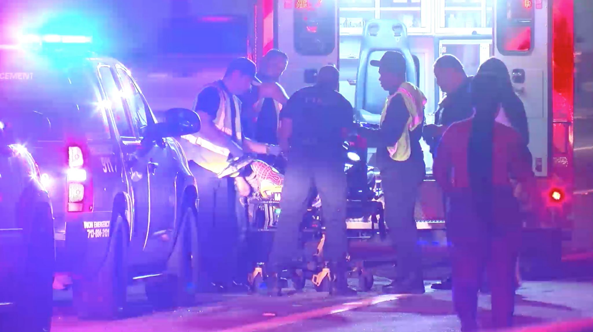 Friends flag down HPD officer on freeway after man shot