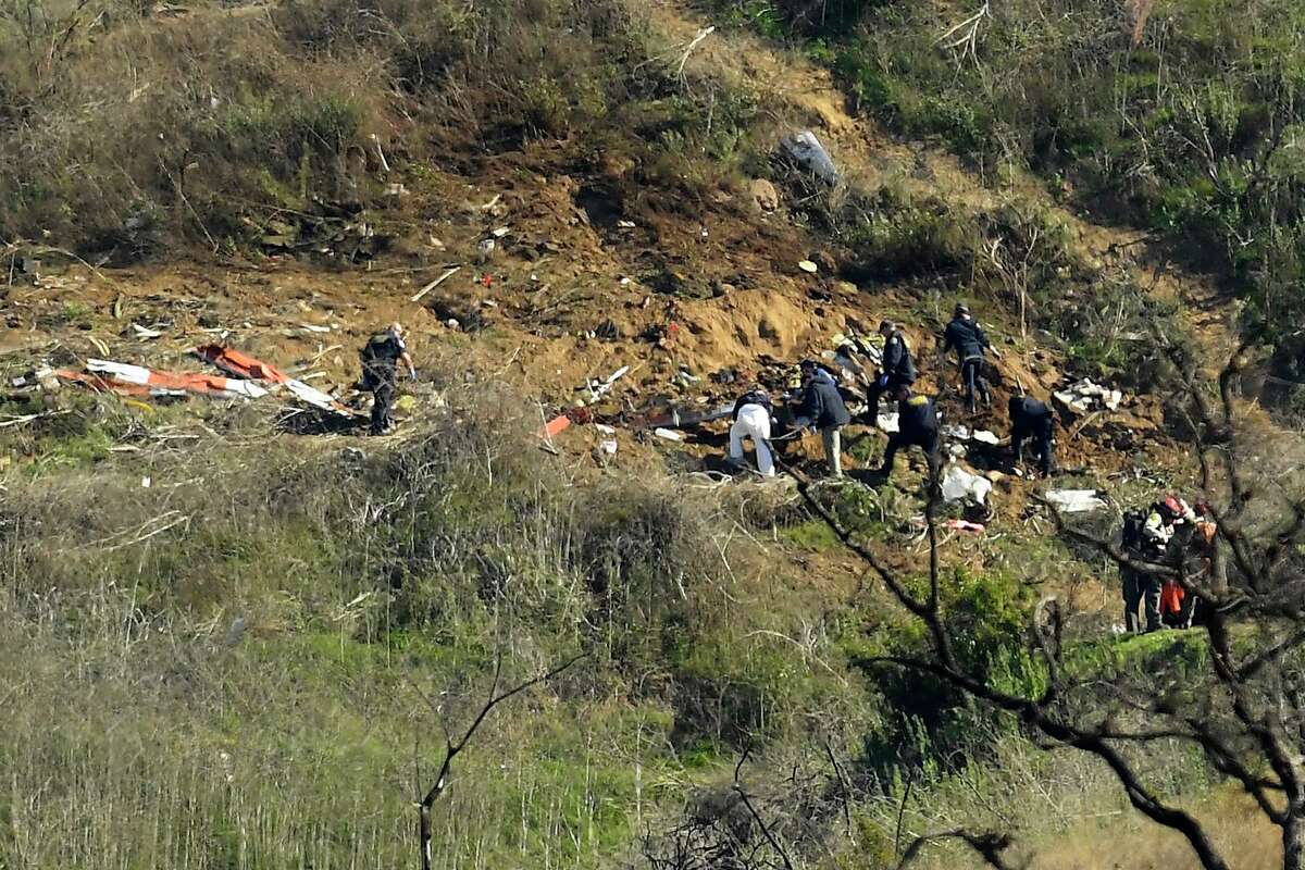Investigadores trabajan el lunes 27 de enero de 2020 en una colina de Calabasas, California, donde cayó un día antes un helicóptero en el que murieron nueve personas, incluido el exastro del basquetbol Kobe Bryant.