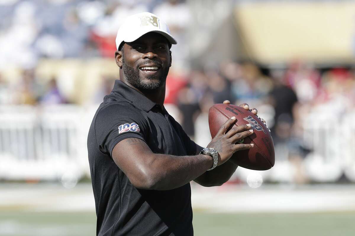 Former NFL quarterback Michael Vick throws the football before the NFL Pro Bowl football game, Sunday, Jan. 26, 2020, in Orlando, Fla. (AP Photo/Chris O?Meara)