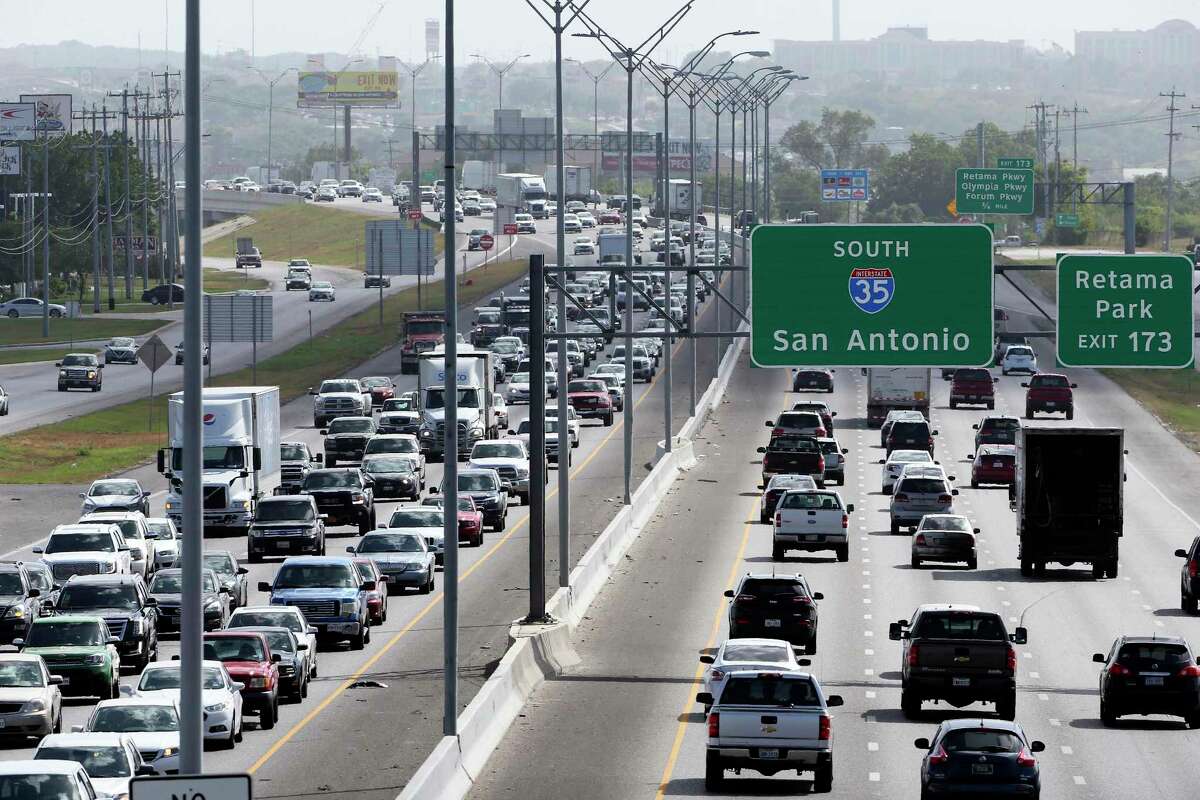 The Texas Department of Transportation and Via Metropolitan Transit announced Monday that the region's second high-occupancy vehicle lane has opened for drivers on the North Side.