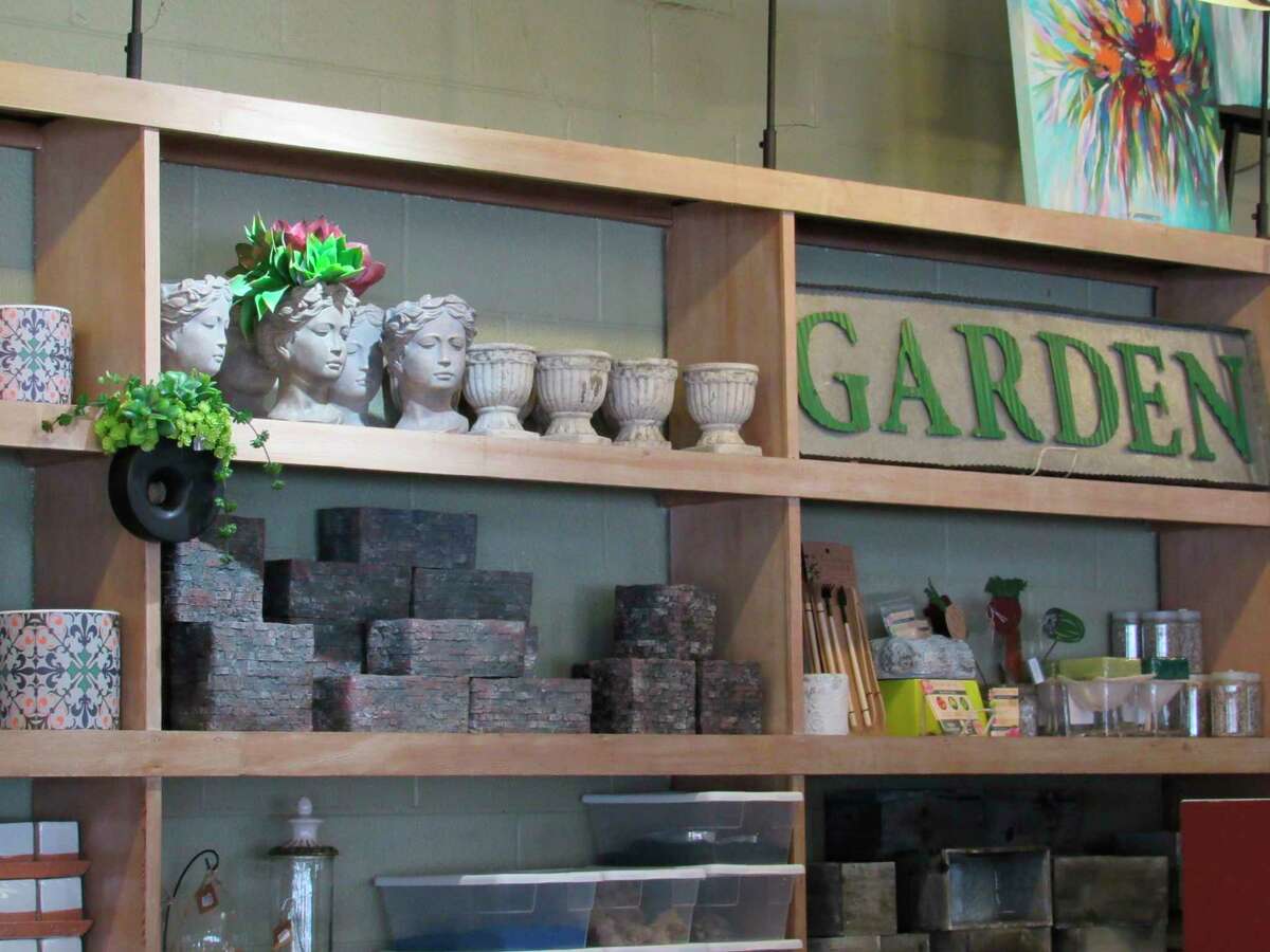 Plant bar opens at Smith�s Flowers in Midland