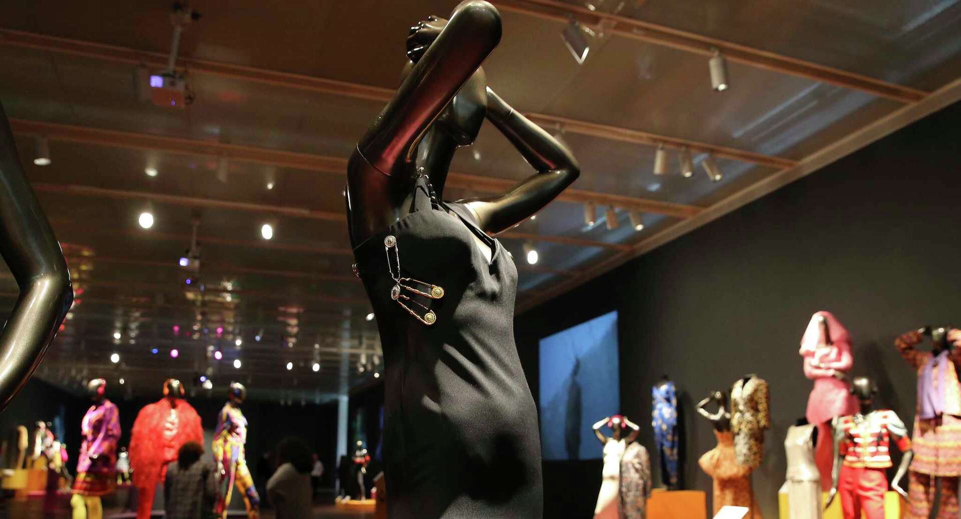 アート・デザイン・音楽 Not in Fashion Photography Fashion 90s Fashion Nirvana” at McNay Art Museum spotlights fashion and video