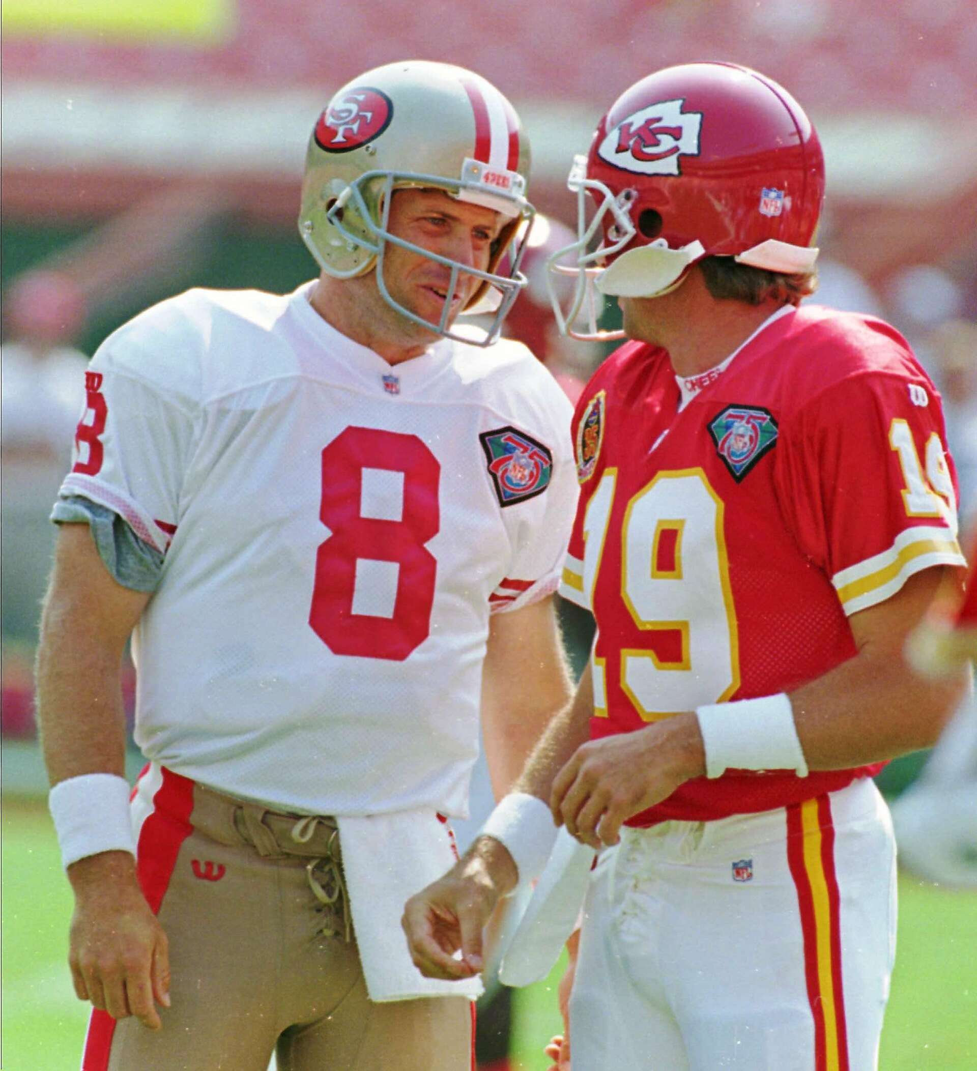 San Francisco 49ers quarterbacks Joe Montana and Steve Young loosen up  during 49ers training camp at Sierra College in Rocklin, California in  1990. : r/Oldschool_NFL