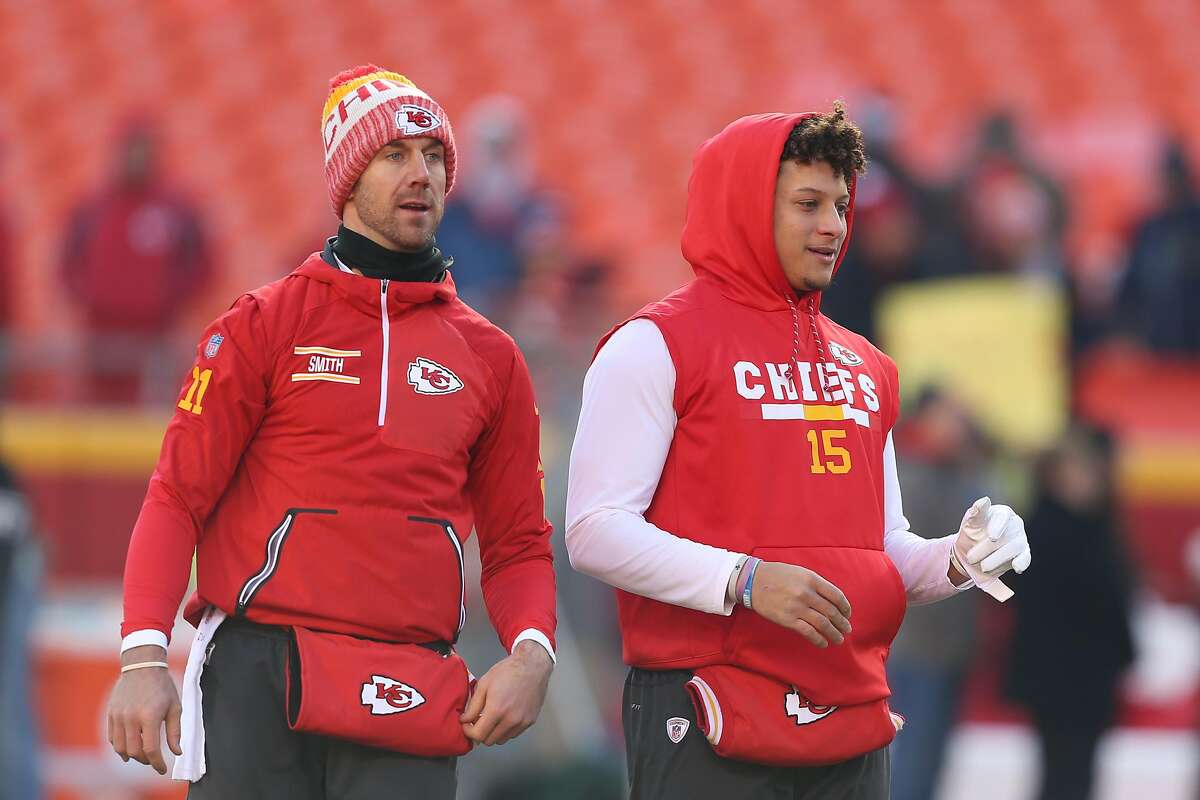Kansas City Chiefs quarterbacks Alex Smith (11) and Patrick Mahomes (15) warm up before the AFC Wild Card game between the Tennessee Titans and Kansas City Chiefs on January 6, 2018 at Arrowhead Stadium in Kansas City, MO. (Photo by Scott Winters/Icon Sportswire via Getty Images)