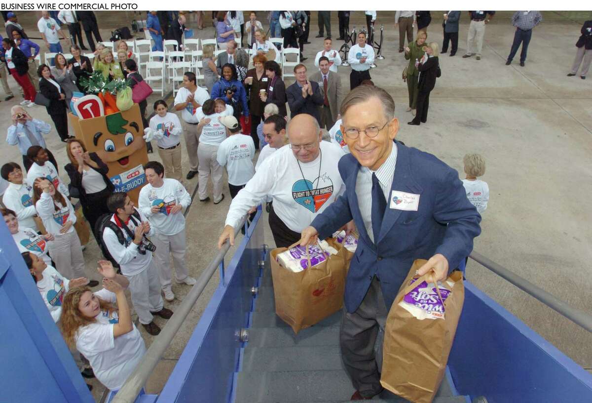 H-E-B CEO Charles Butt and America’s Second Harvest National President and CEO Bob Forney carry groceries onto a plane for The Flight to Fight Hunger, a partnership between H-E-B and Southwest Airlines to deliver the largest food bank donation ever made in a single day and to officially launch H-E-B’s yearlong Centennial Celebration. A reader celebrates H-E-B’s success and commends Butt’s leadership — years ago and now.