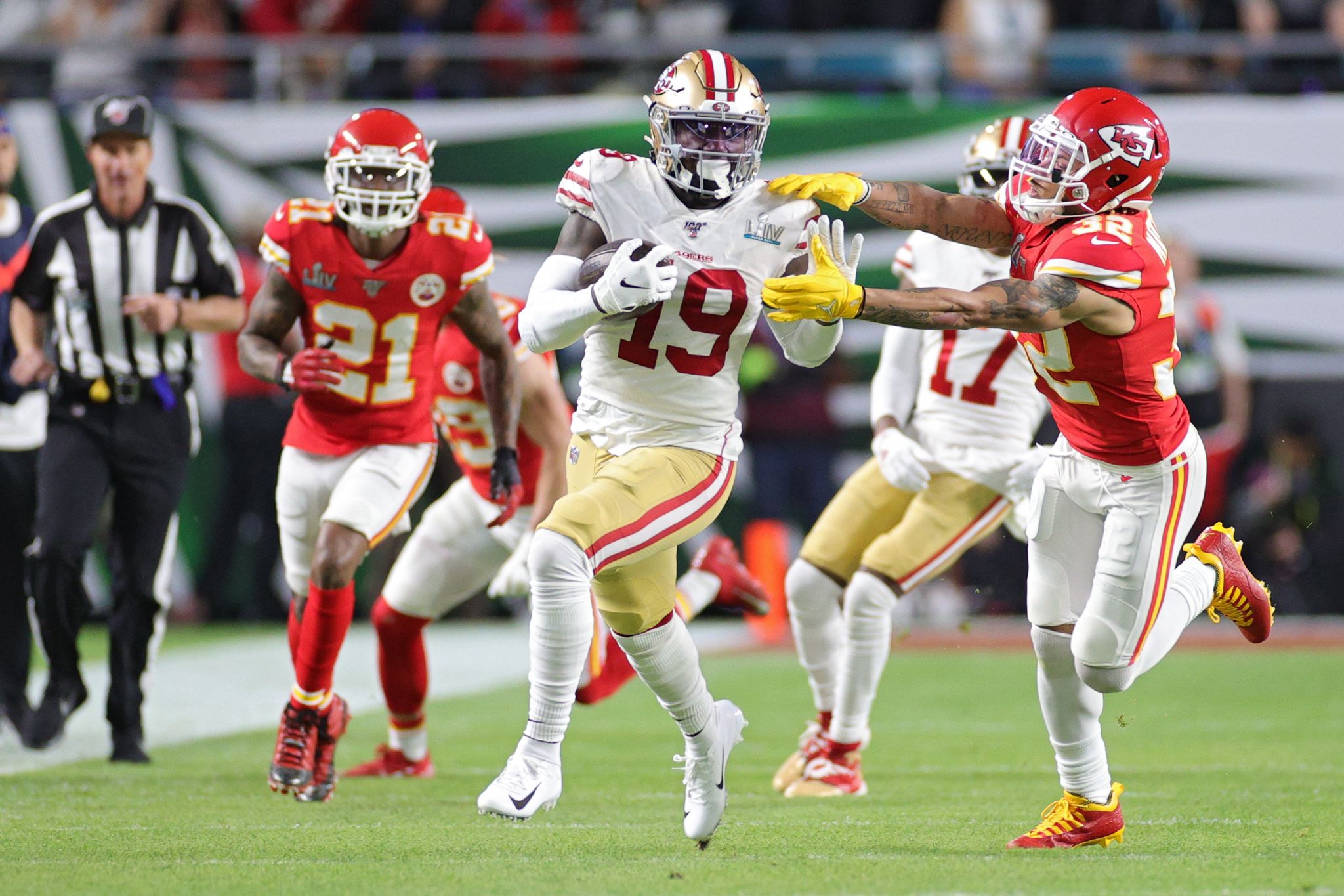 San Francisco 49ers wide receiver Deebo Samuel (19) runs past Los Angeles  Rams safety Jordan Fu …