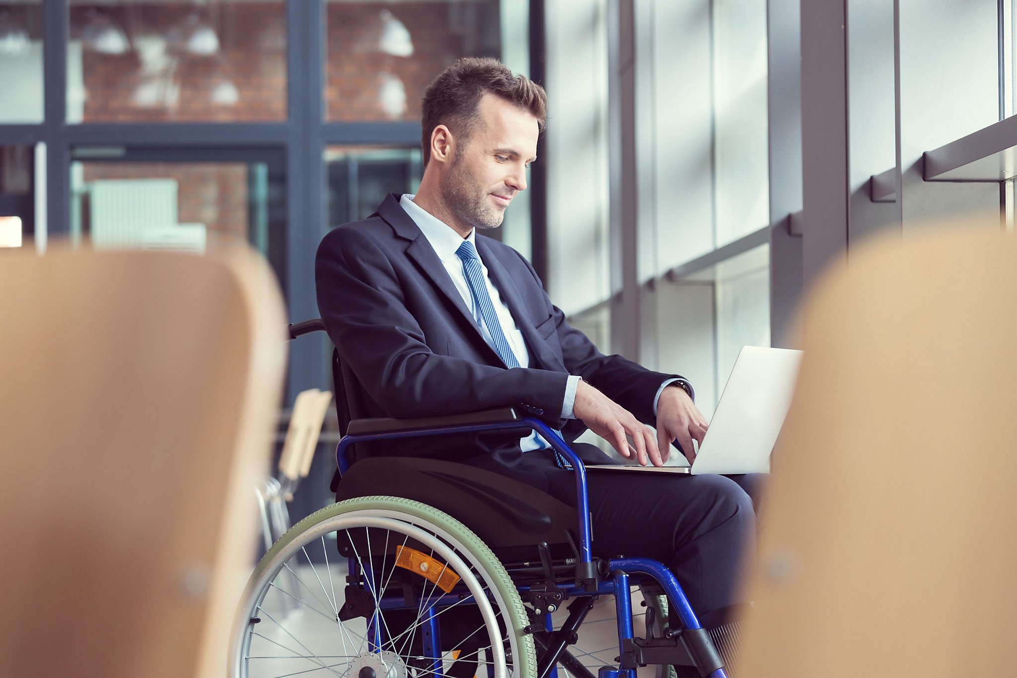 Мужчины будучи инвалидом. Предприниматели с инвалидностью. Трудоустройство инвалидов. Офис для людей с ограниченными возможностями. Инвалид бизнесмен.