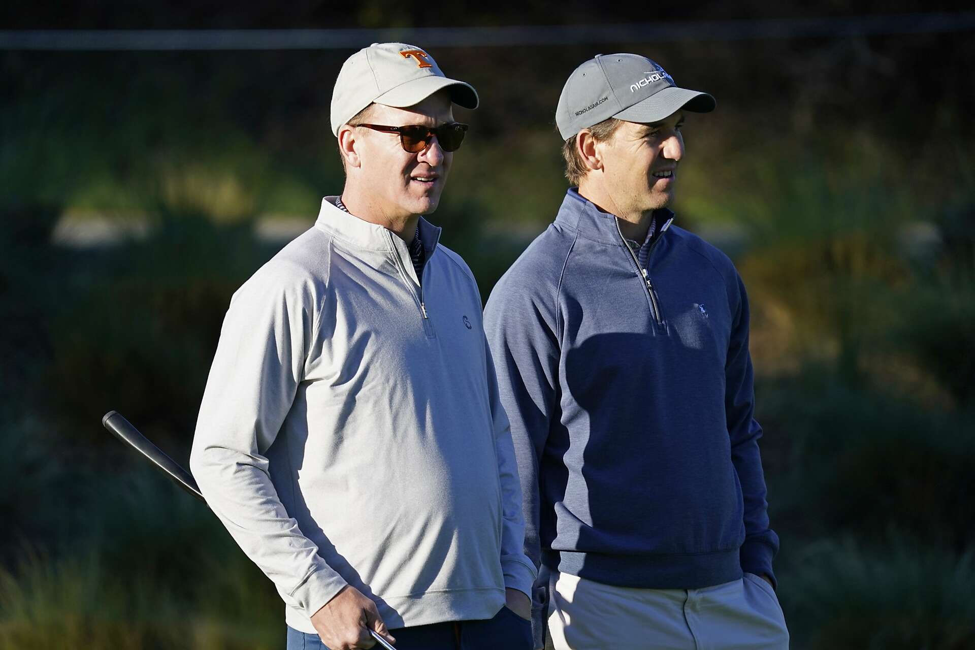 Peyton and Eli Manning savor brotherly stroll around Spyglass Hill, image size:1920x1280