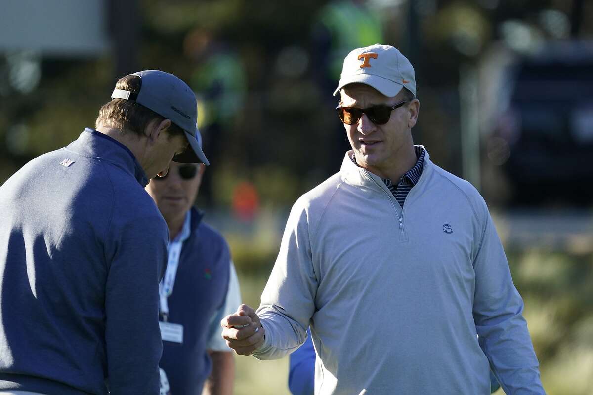 Peyton Manning & Eli Manning wear their new big hats on the