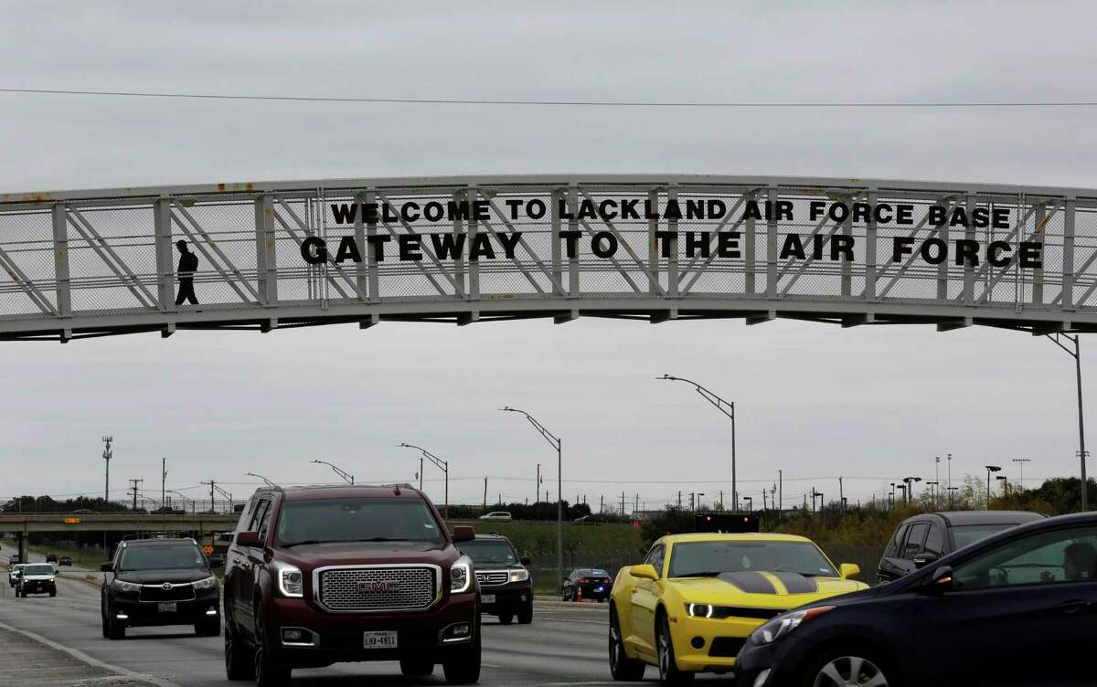 Un transeúnte utiliza un puente que conduce a la principal entrada de la Base Lackland de la Fuerza Aérea en San Antonio, Texas, el miércoles 5 de febrero de 2020.