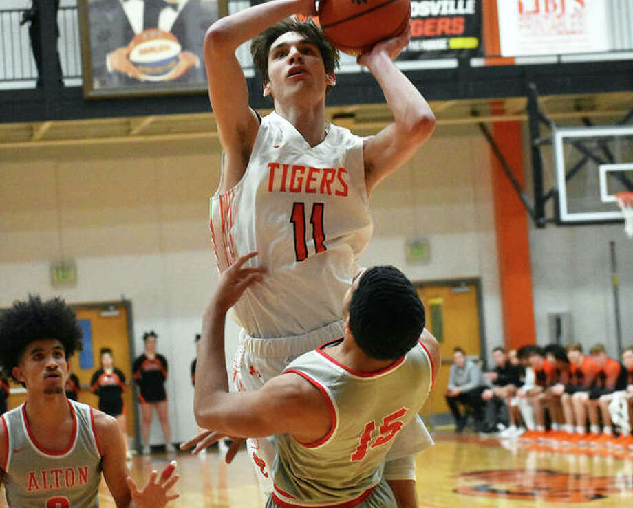 Boys Basketball Tigers Survive Redbirds Rally The Edwardsville