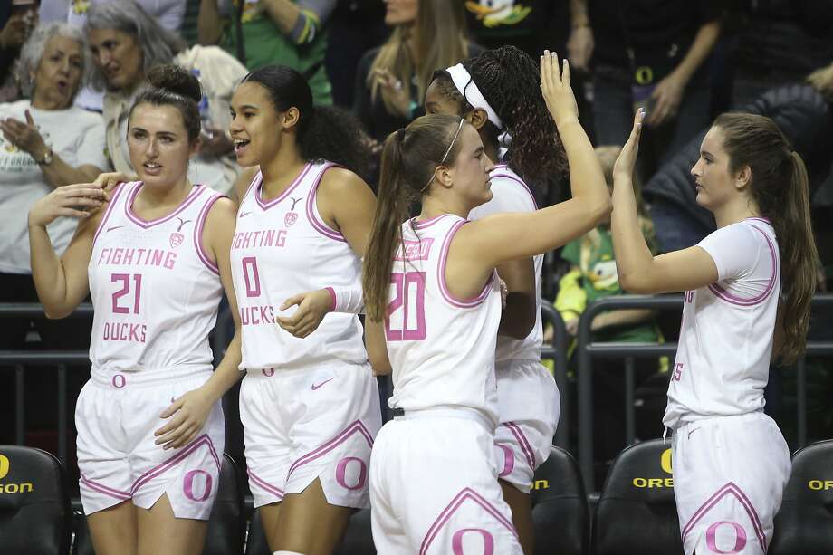 Sabrina Ionescu (20) high-fives Oregon teammates in the closing seconds of a victory over Arizona. Photo: Chris Pietsch / Associated Press