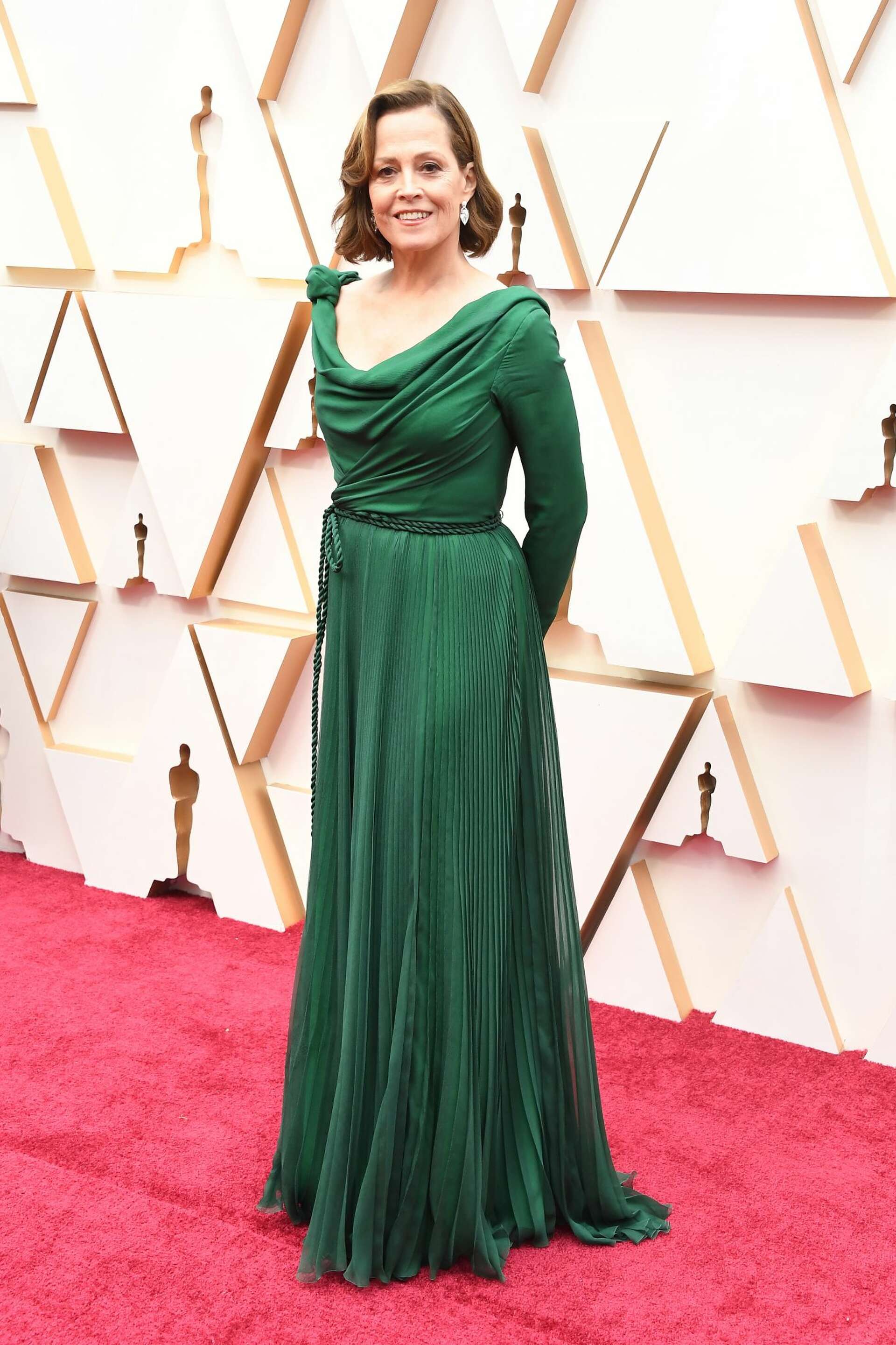 elizabeth banks green dress Elizabeth Banks, 49, looks 'sensational' and 'hot' in bold backless dress  while hosting Press Your Luck