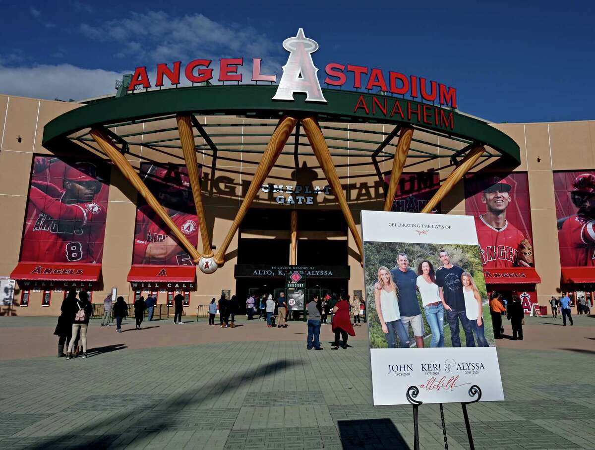 Memorial held for John Altobelli and family killed in Bryant crash(00)