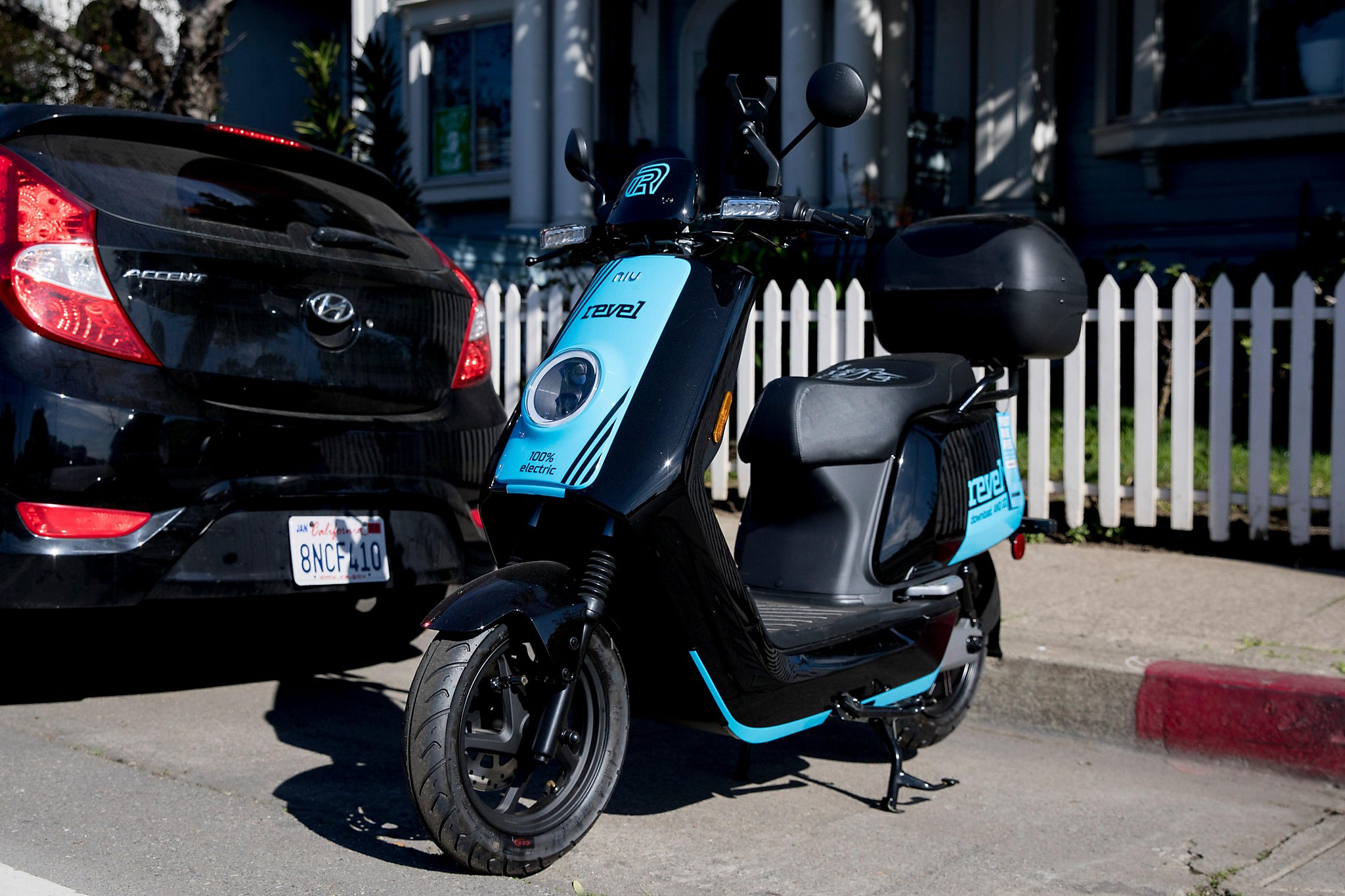 Oakland CA now has Revel's 30 MPH shared electric mopeds