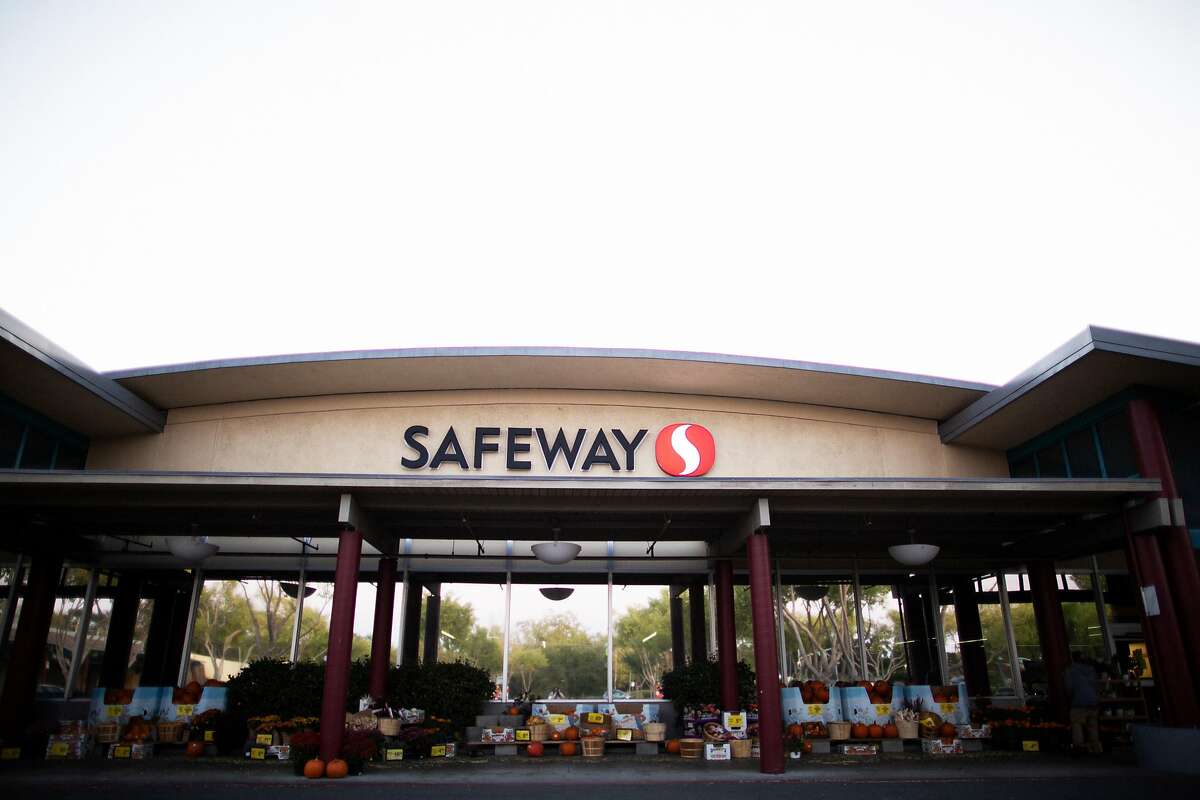 The Safeway on 110 Calistoga Rd is closed due to PG&E power outage, Santa Rosa, California, October 10th, 2019. Power shutoff instituted by PG&E because potential "Diablo" winds might bring down their transmission lines and trigger catastrophic fires. This is the second day some 850,000-plus PG&E customers will have been without electricity.