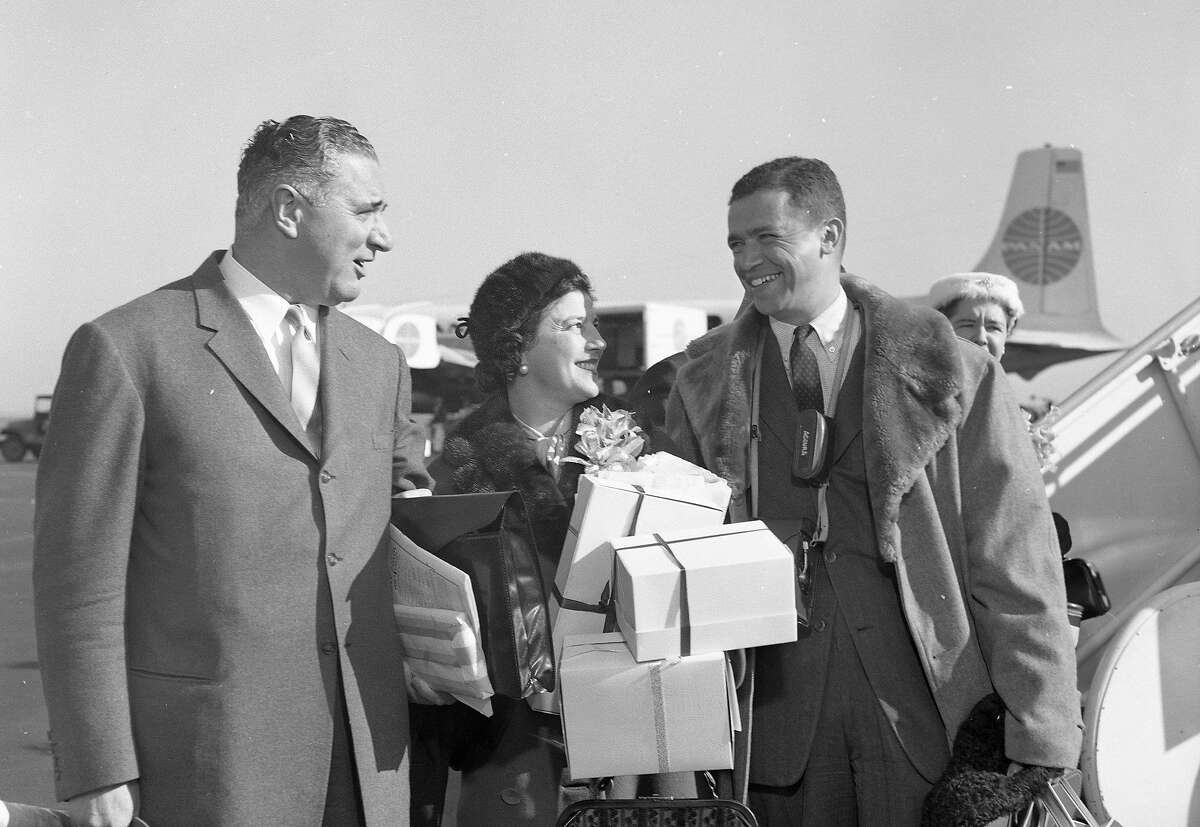 1960年2月19日，纪事报记者梅尔·瓦克斯在机场准备加入乔治·克里斯托弗和他的妻子的莫斯科和苏联之旅