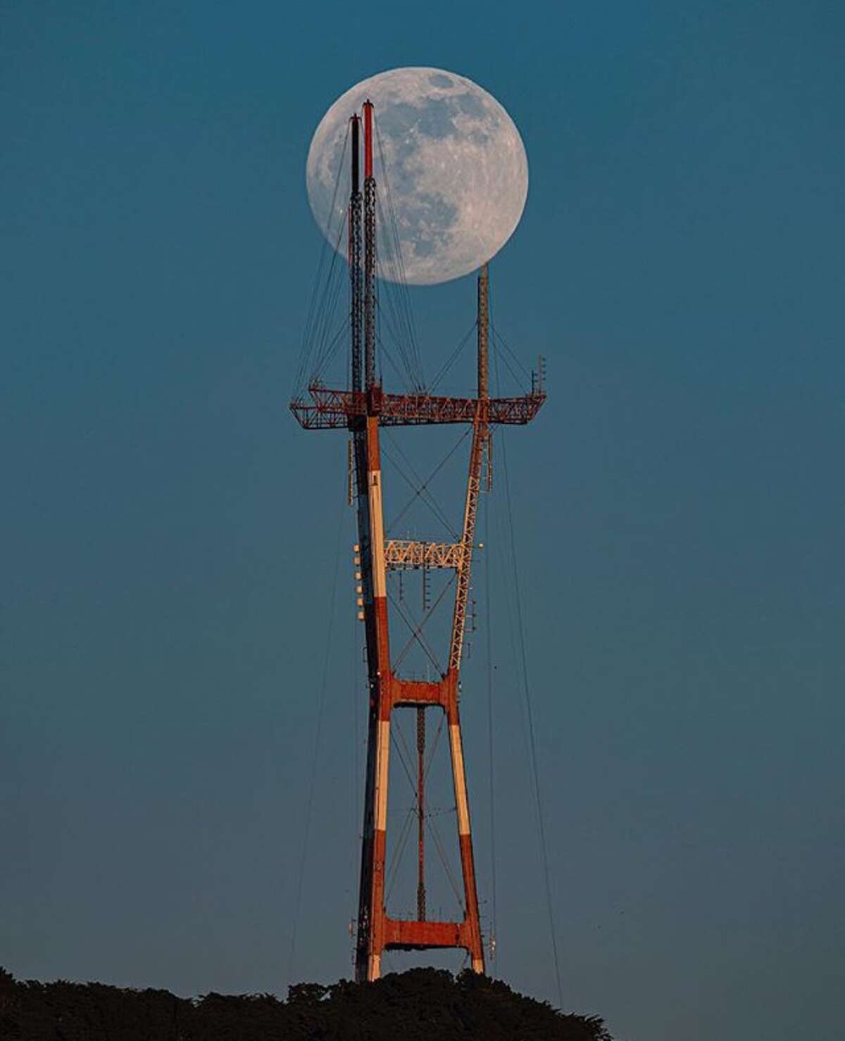 When one of the masts on the Sutro Tower was recently being repaired, @liewdesign composed this stunning photo of a full moon apparently passing through its structure.