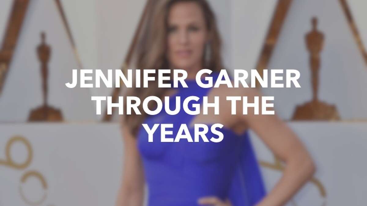Jennifer Garner Confuses People At Sfo By Dancing Ballet On A Moving Walkway