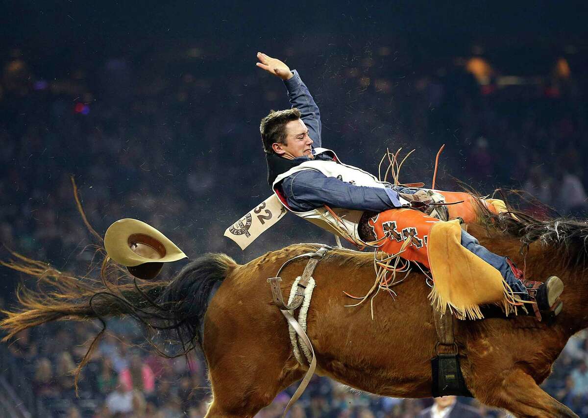 2016年3月7日星期一，克莱顿·毕格罗在休斯敦NRG体育场举行的休斯顿牲畜展和牛仔竞技会上参加无鞍骑马比赛。(马克·穆里根/休斯顿纪事报)
