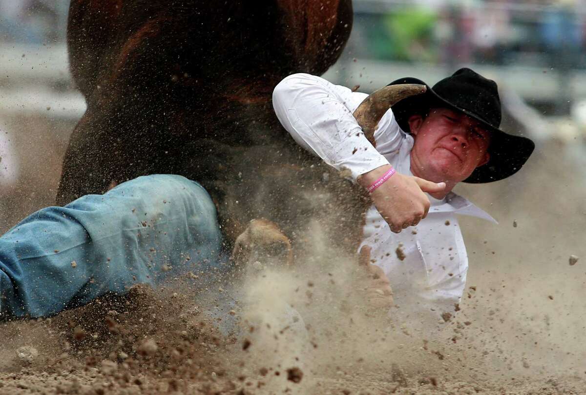 泰·埃里克森在夏延边境日牛仔竞技决赛期间，把他的舵手带到泥土中。