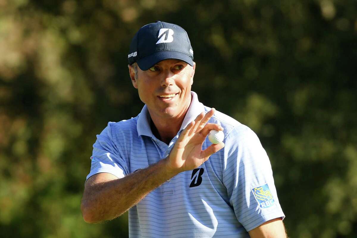 PACIFIC PALISADES, CALIFORNIA - FEBRUARY 14: Matt Kuchar of the United States acknowledges the crowd after making a par on the 12th green during the second round of the Genesis Invitational at Riviera Country Club on February 14, 2020 in Pacific Palisades, California. (Photo by Harry How/Getty Images)