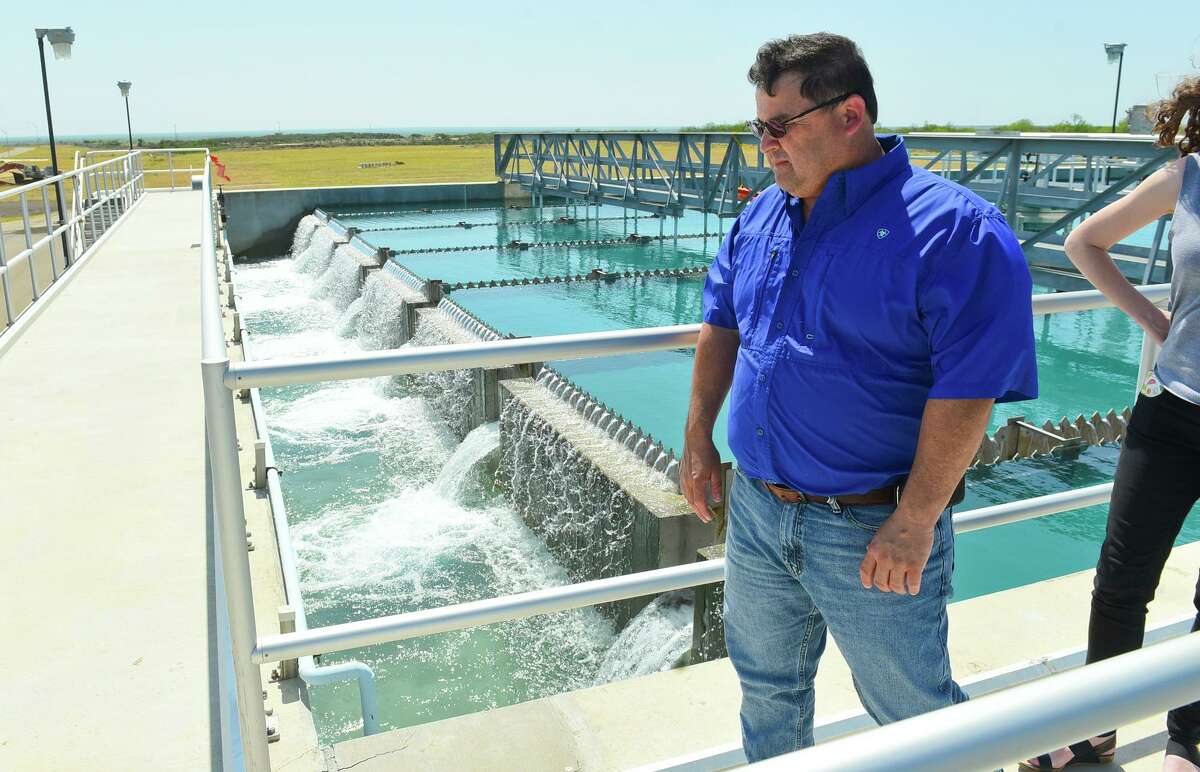 ARCHIVO— El Supervisor de Tratamiento de Agua, Tony Moreno, ofrece un recorrido por un embalse que trata el agua cruda en la Planta de Tratamiento de Agua El Pico el martes 2 de mayo de 2017.