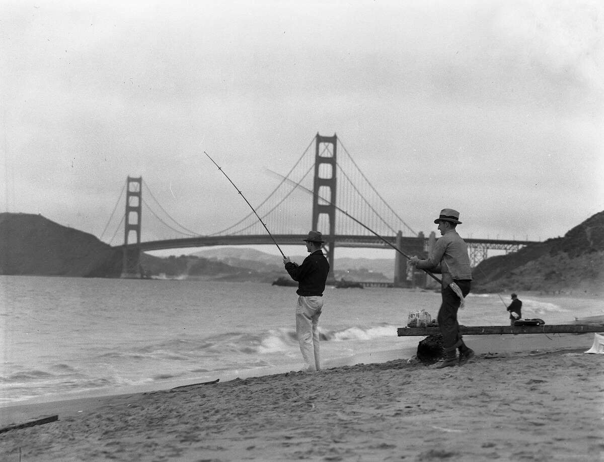 三个男人在贝克海滩钓鱼，背景是金门大桥，没有日期，但可能是20世纪40年代