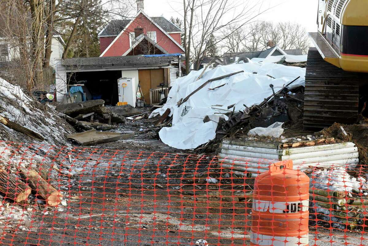 Fire destroys Schenectady home