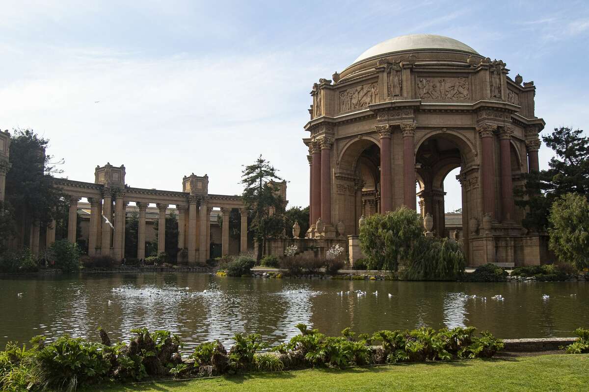 There were 572 people who attended the 1976 presidential debate at Palace of Fine Arts in San Francisco. Another 1,000 people protested outside.