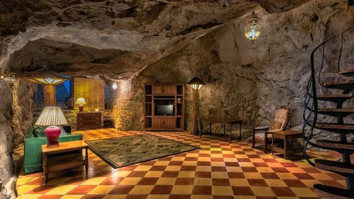 Cave home. Жилье в пещере. Дом в пещере. Пещера жилище. Пещерный дом в Калифорнии.