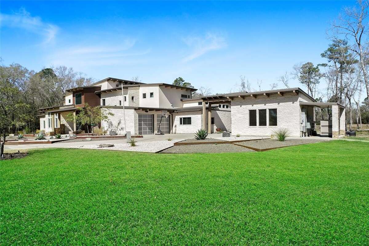 5M Lake Houstonarea Huffman home features volleyball court, vast acreage