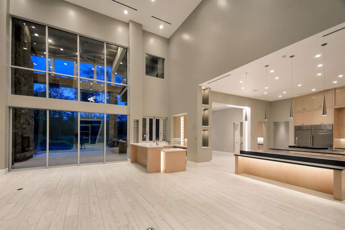 5M Lake Houstonarea Huffman home features volleyball court, vast acreage