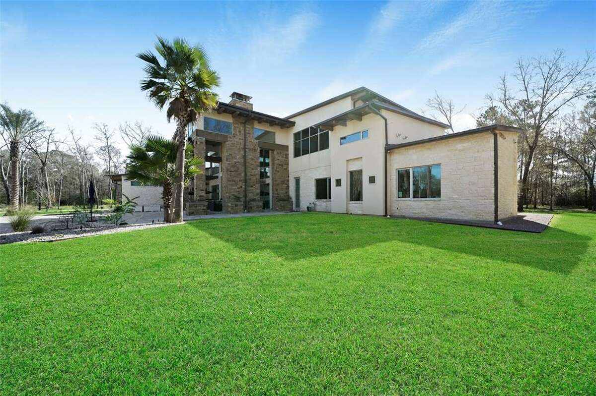 5M Lake Houstonarea Huffman home features volleyball court, vast acreage