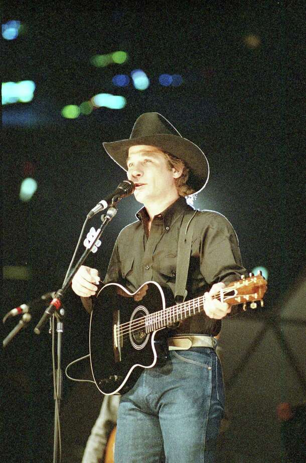 30 years ago: Clint Black dazzles at the rodeo and NKOTB packs the