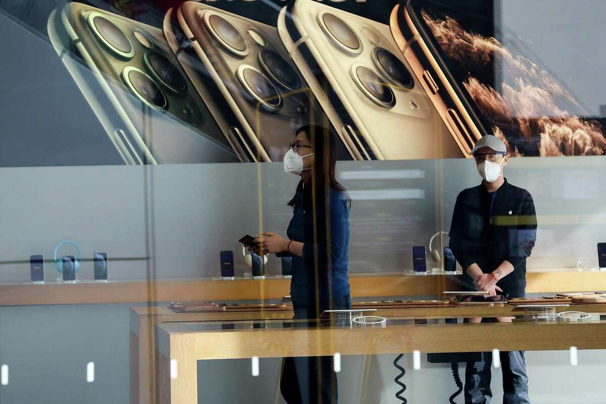 BEIJING, CHINA - FEBRUARY 18: Employees wear face masks at Apple Store in Beijing on February 17, 2020 in Beijing, China. Fearing a virus outbreak, Apple closed all stores in China on February 1.The number of cases of a deadly new coronavirus rose to more than 70,000 in mainland China, and as of today, 1,870 patients have died. (Photo by Lintao Zhang/Getty Images)