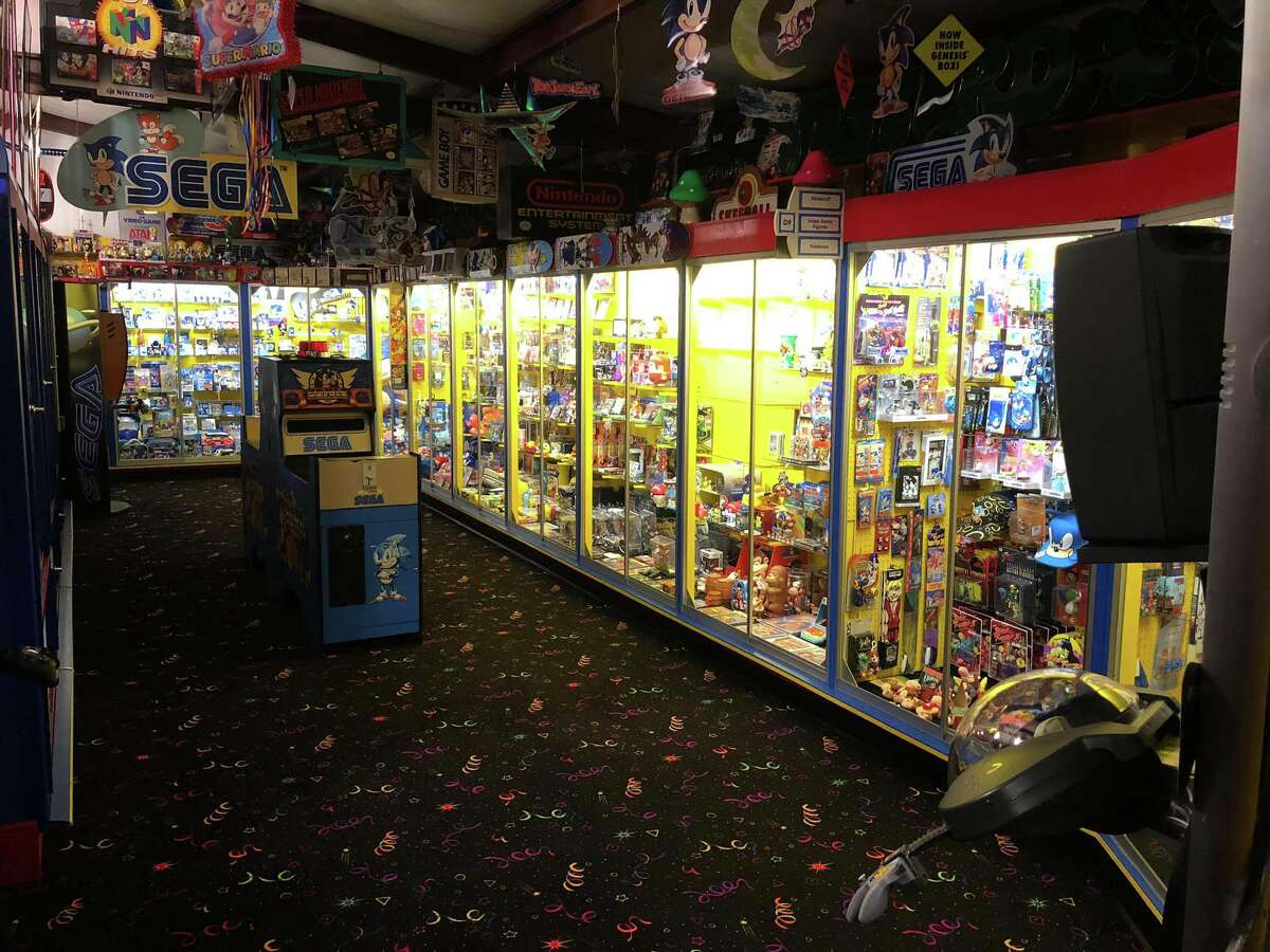 Dayton man proclaims himself 'King of the 90s' with museum-like, retro ...