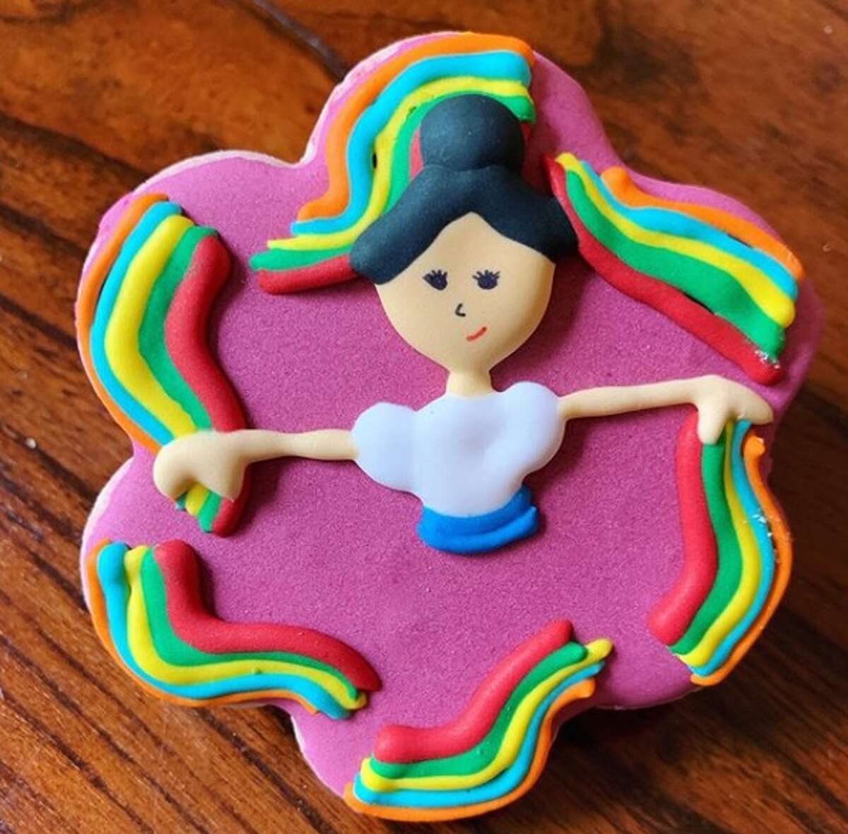 Inspired by the colorful and vibrant culture of San Antonio, a family of three bake Spurs and Fiesta-themed cookies and sweet cakes for their new online bakery business. 