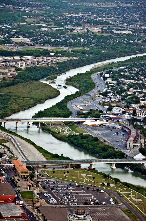 Manifestantes bloquean Puente Internacional Juárez Lincoln Laredo
