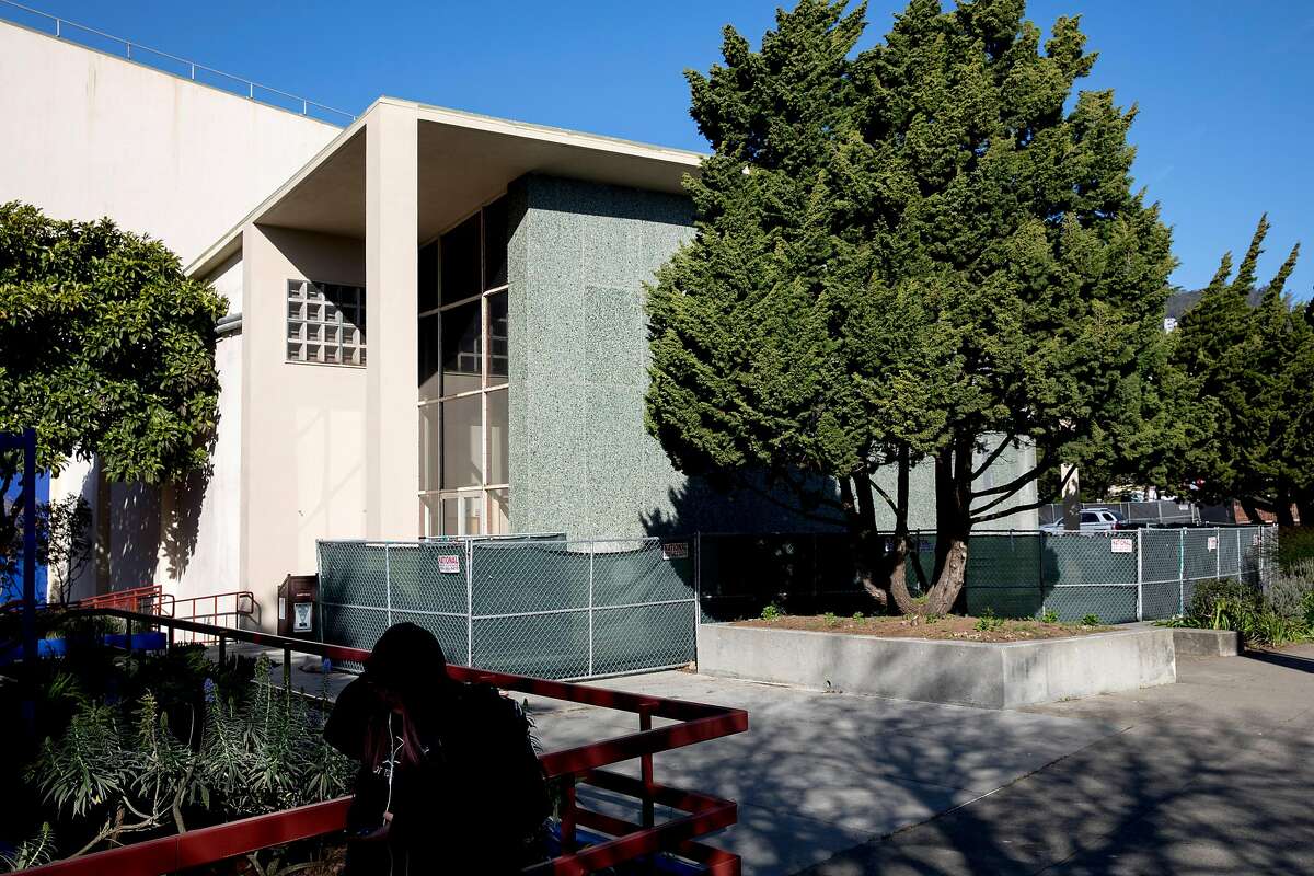 2020年2月12日星期三，旧金山城市学院海洋校区的迭戈里维拉剧院周围围起了围栏，维修工作正在进行。旧金山城市学院的行政部门要求选民在即将到来的3月选举中批准一项8.45亿美元的债券措施，用于建筑维修。