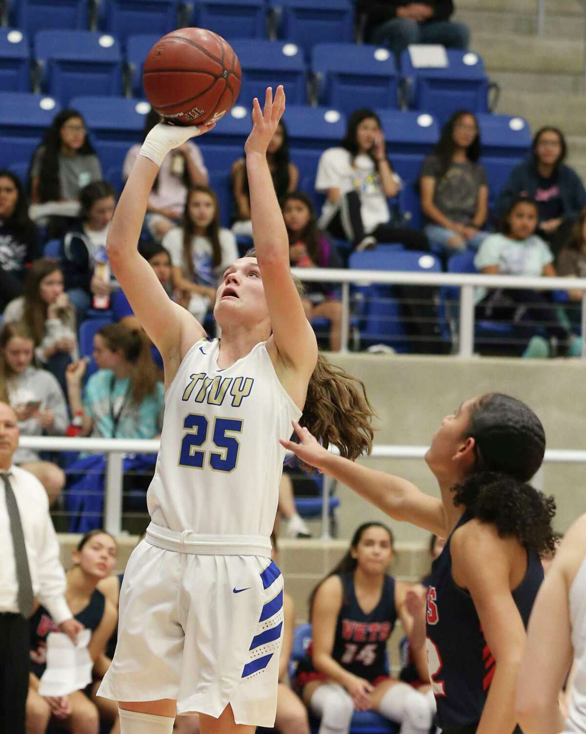 Kerrville Tivy's Ashlee Zirkel (25) scores against Corpus Christi Veterans Memorial's Tatiana Mosley (22) during their Region IV-5A semifinal game on Friday, Feb. 28, 2020.
