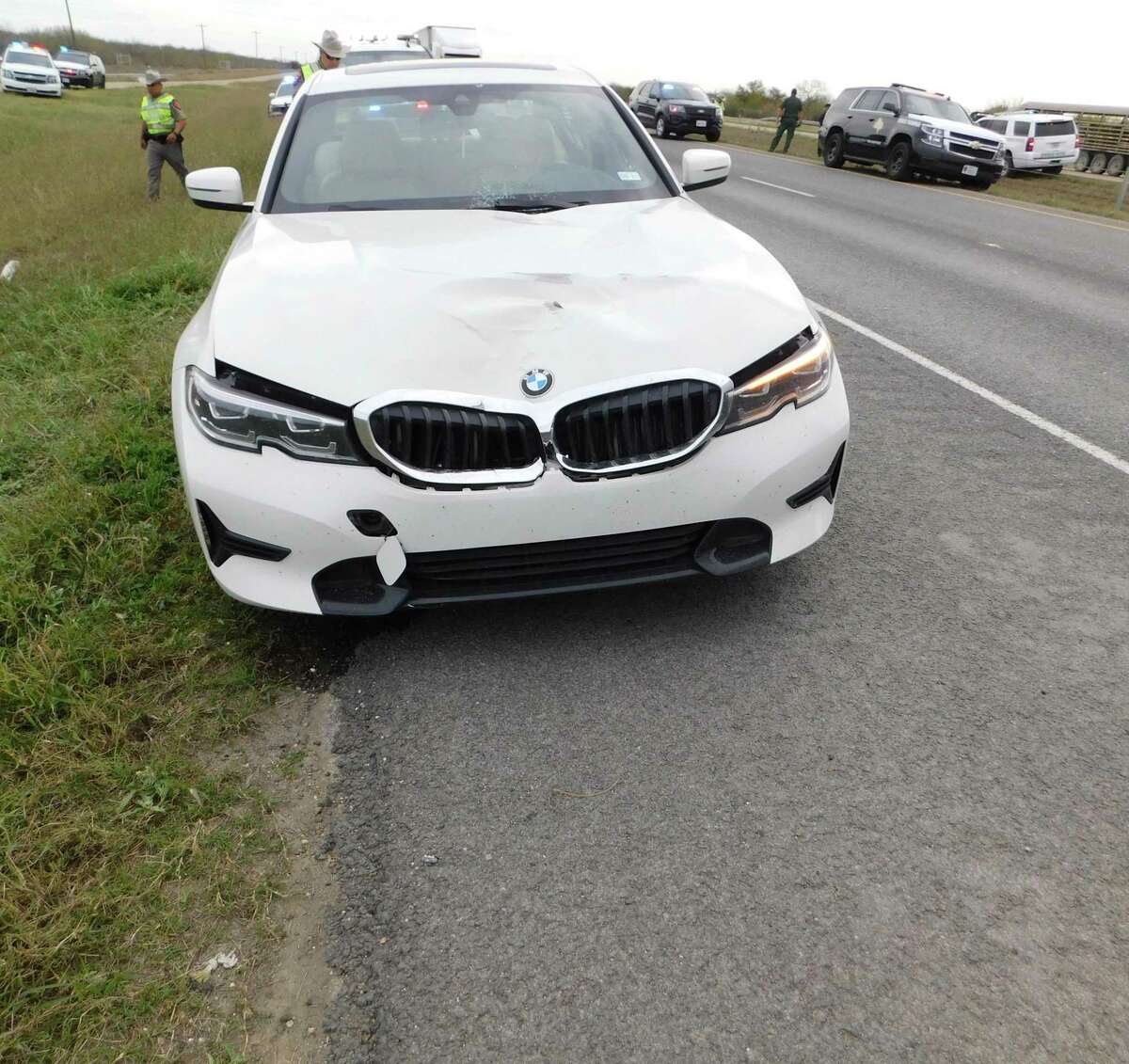 El Departamento de Seguridad Pública dijo que este automóvil BMW 2019 atropelló a un peatón de 18 años cuando cruzaba la carretera a la altura de la milla 29.