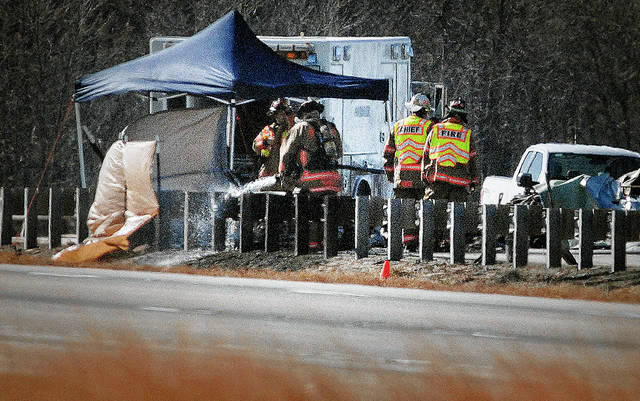 Police: 3 die in plane crash on I-55 in central Illinois