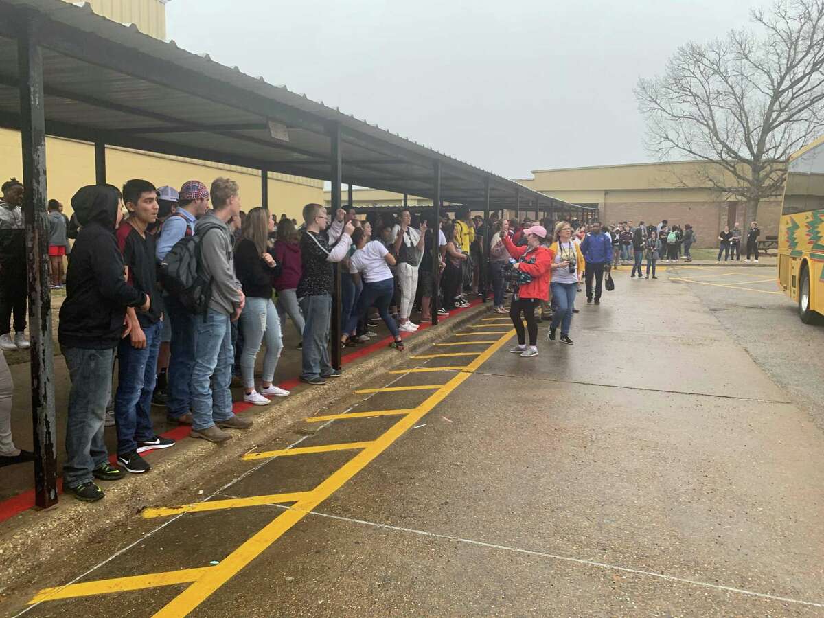 Woodville community sends off girls basketball team to state