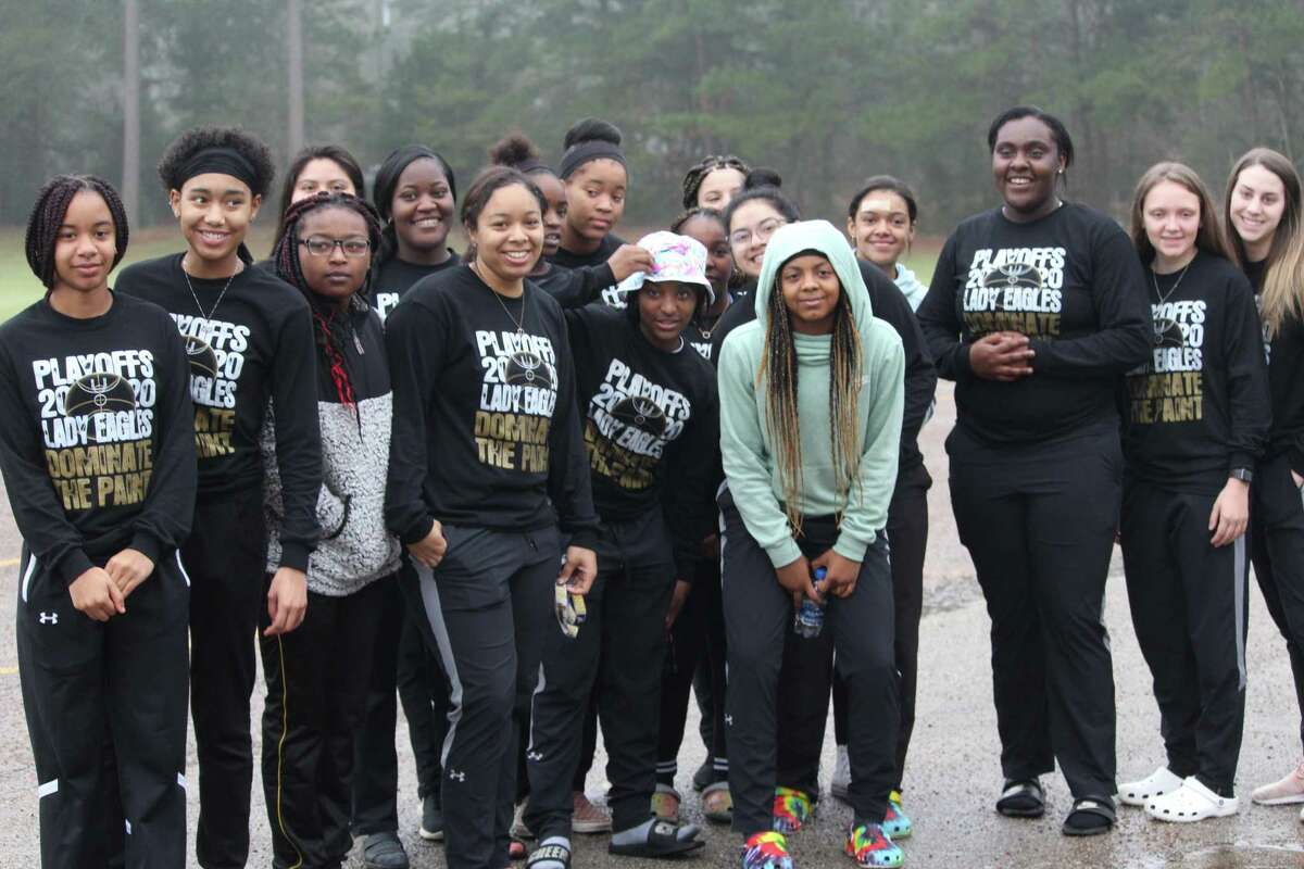 Woodville community sends off girls basketball team to state