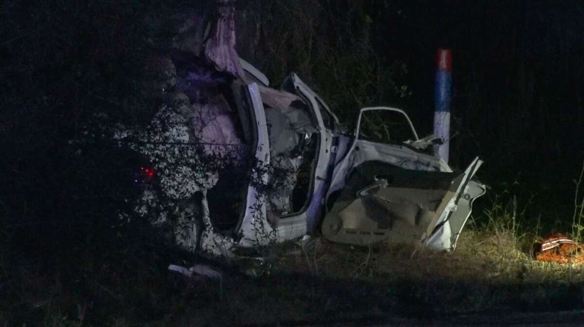 3 dead in 'devastating' wreck near Lake Houston