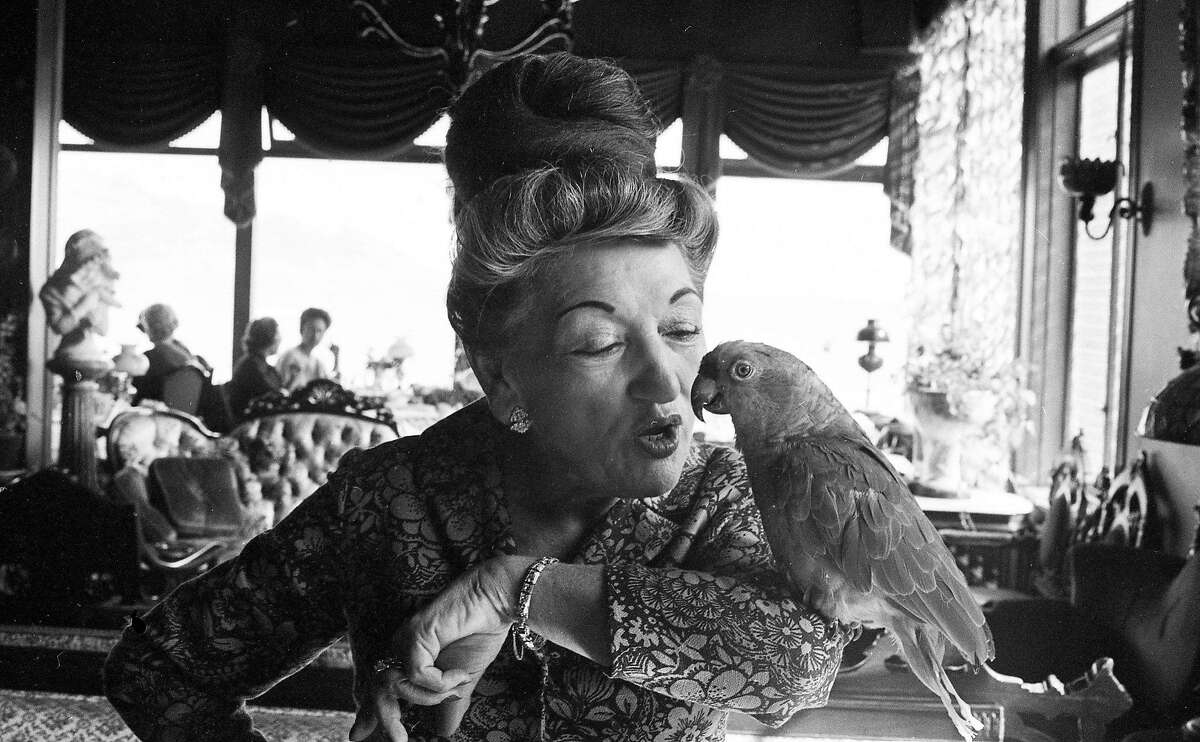 1965年10月18日，萨利·斯坦福和她的鹦鹉洛丽塔